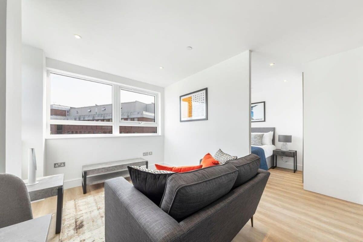 Bright Contemporary Studio In Ийст Гринстед Екстериор снимка