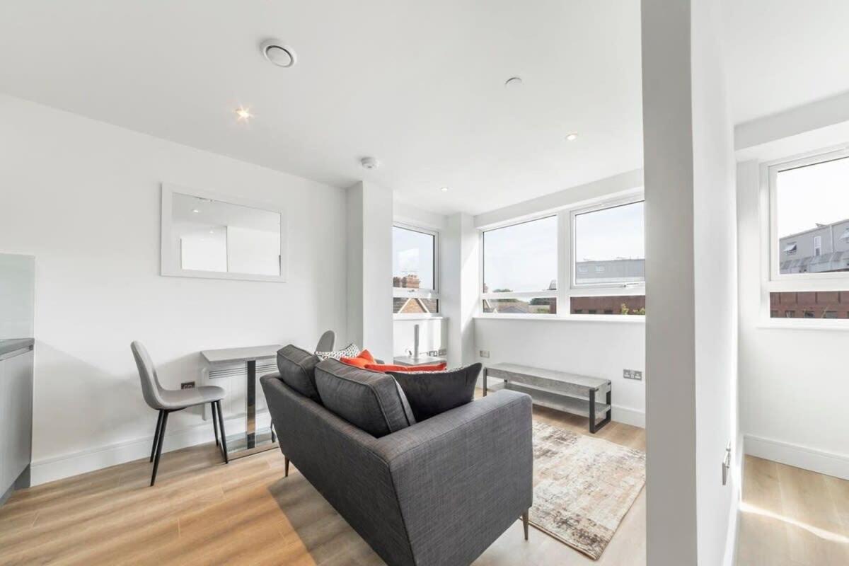 Bright Contemporary Studio In Ийст Гринстед Екстериор снимка