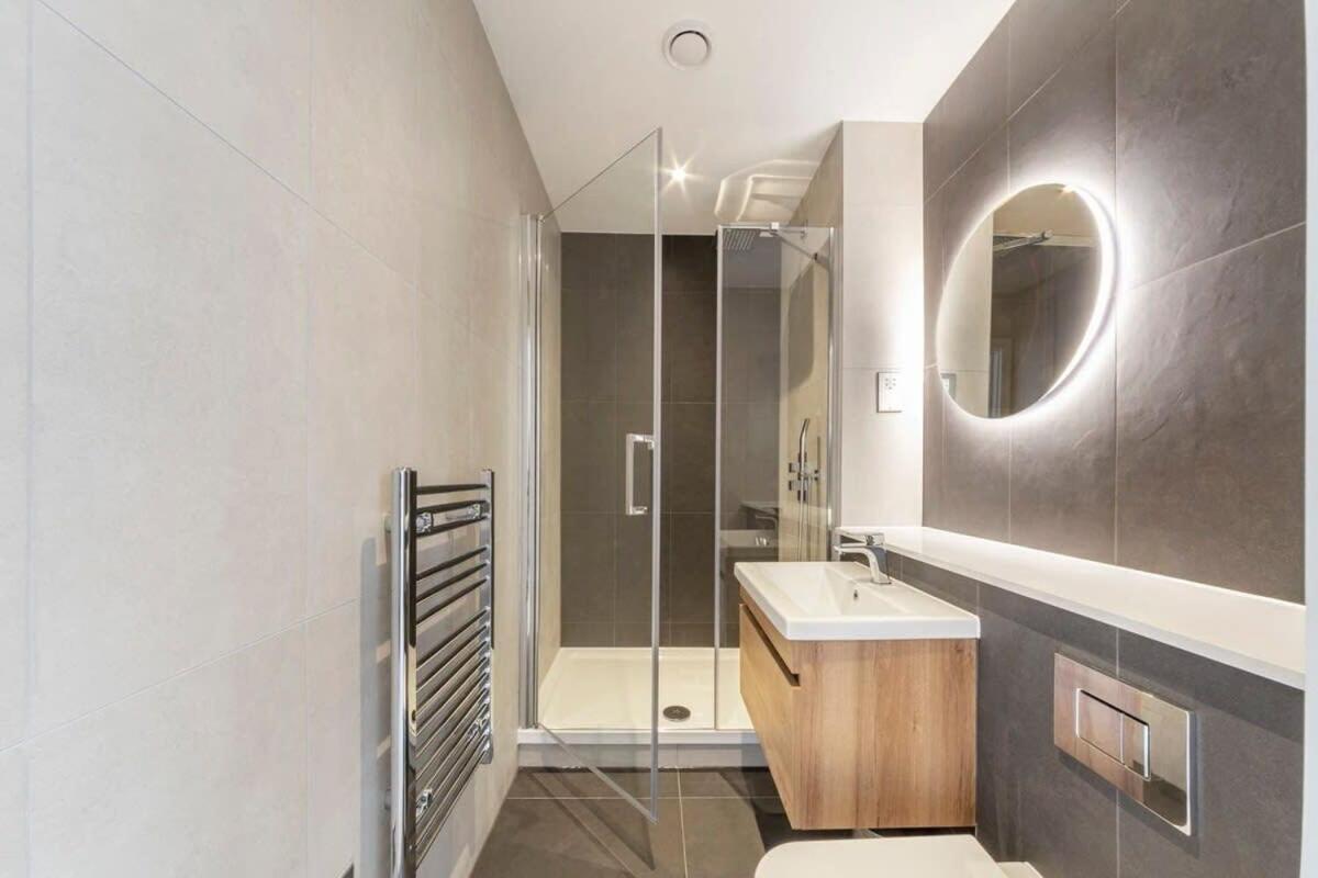 Bright Contemporary Studio In Ийст Гринстед Екстериор снимка
