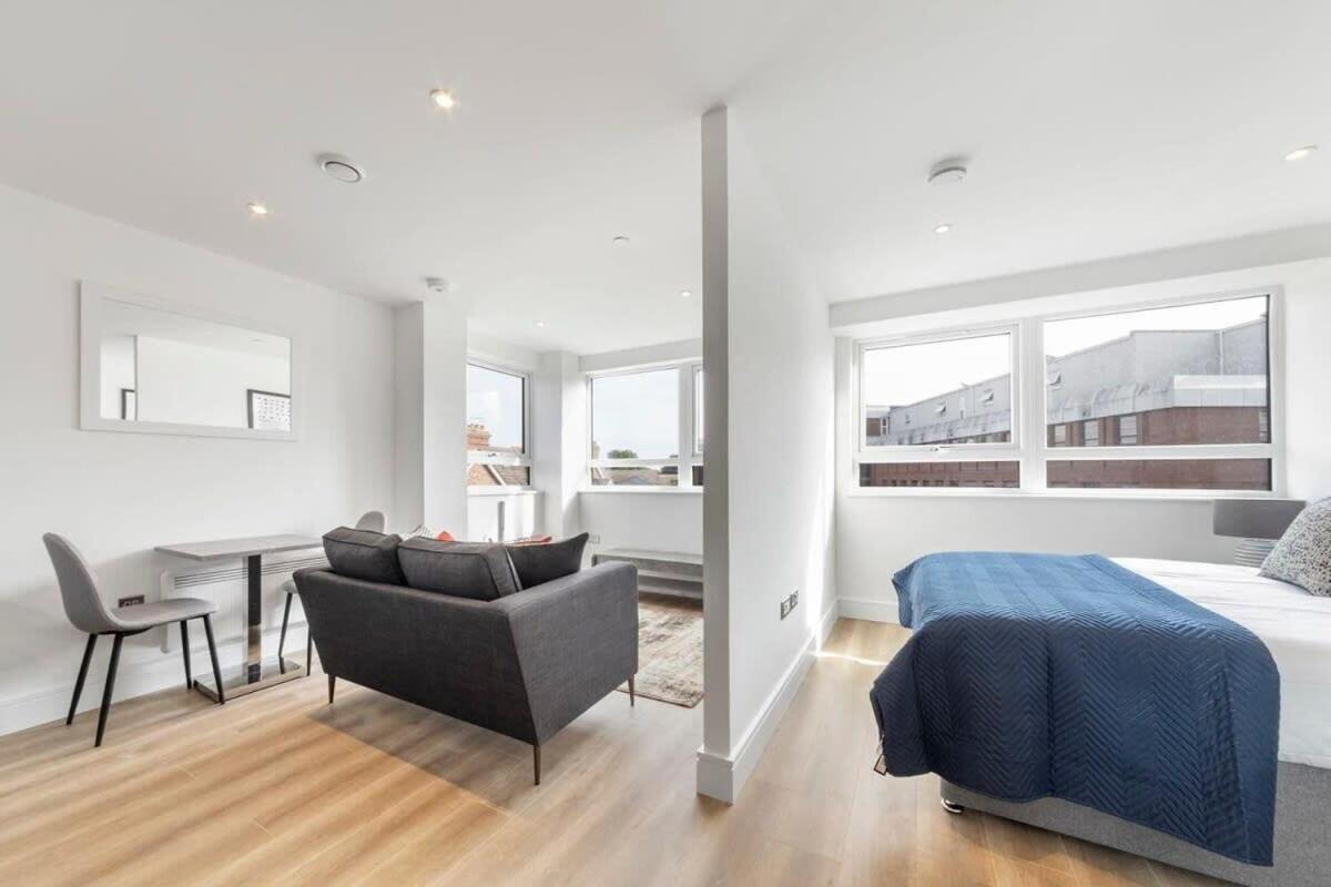 Bright Contemporary Studio In Ийст Гринстед Екстериор снимка